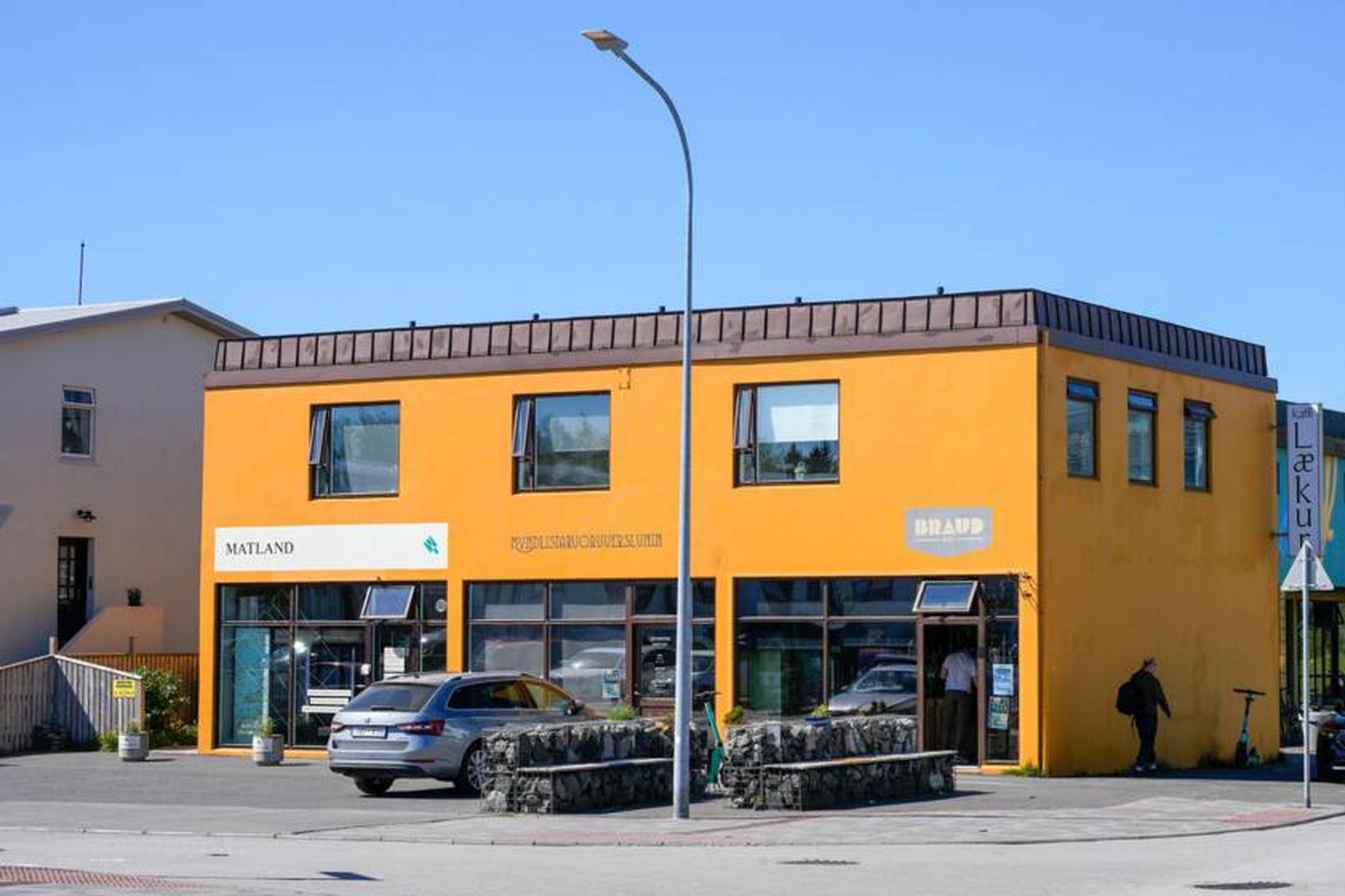 Byggja á hæð ofan á bæði húsin til að styrkja …