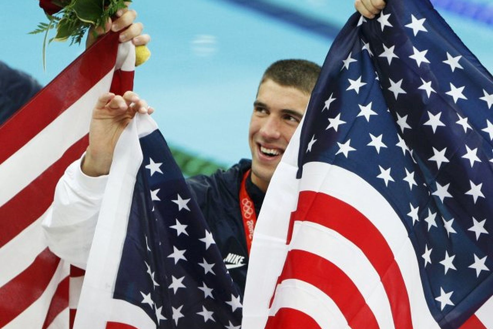 Michael Phelps fagna sigri í sundkeppni Ólympíuleikanna.