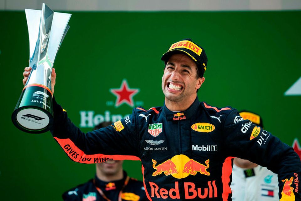 Ástralinn Daniel Ricciardo fagnar sigi sínum í Sjanghæ eins og hann hafi aldrei áður unnið …