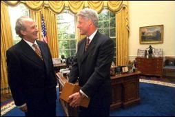 Jón Baldvin Hannibalsson afhendir Bill Clinton Íslendingasögurnar í Hvíta húsinu.