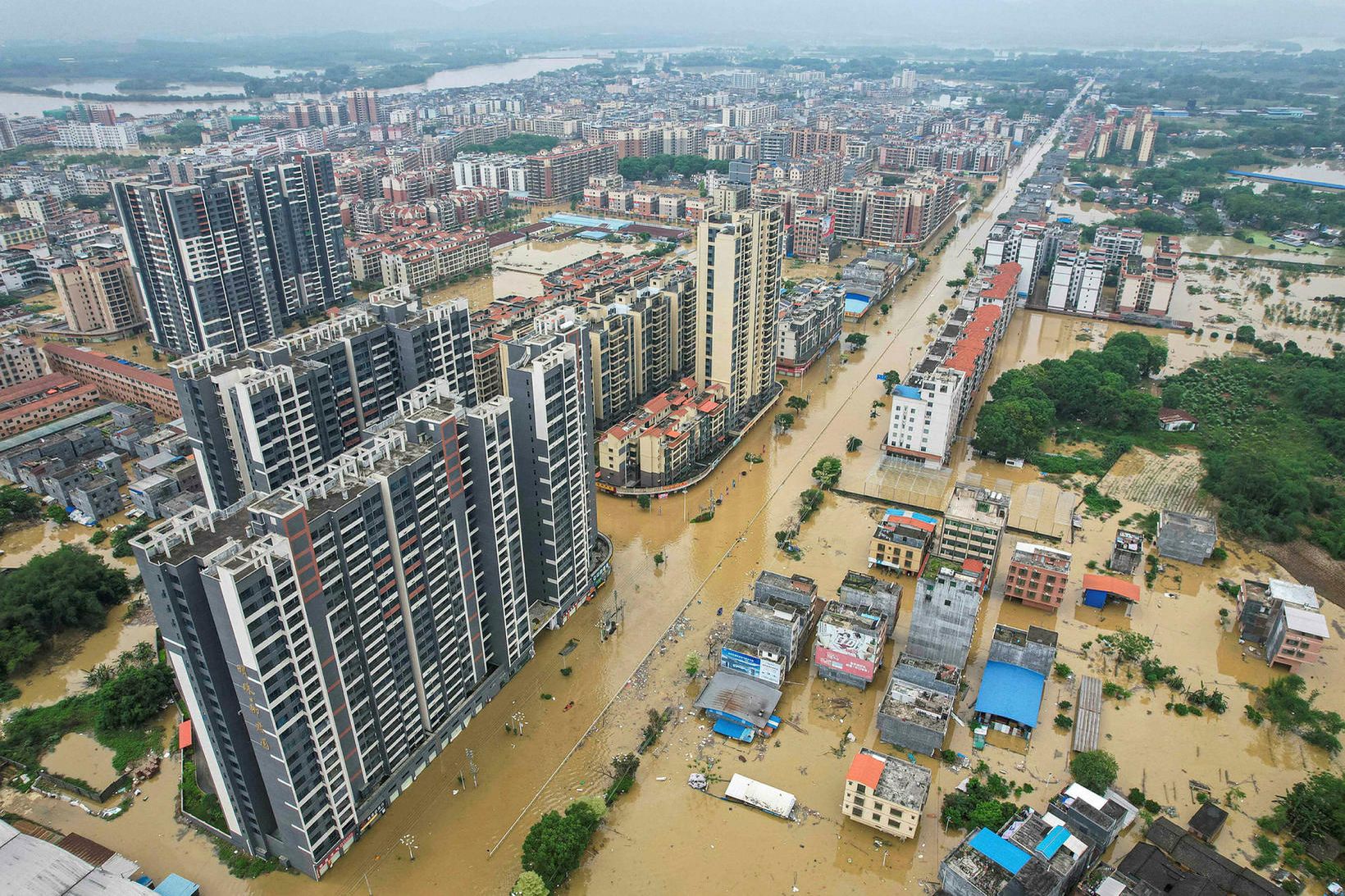 Frá borginni Qingyuan í Guangdong-héraði þegar mikil flóð urðu þar …