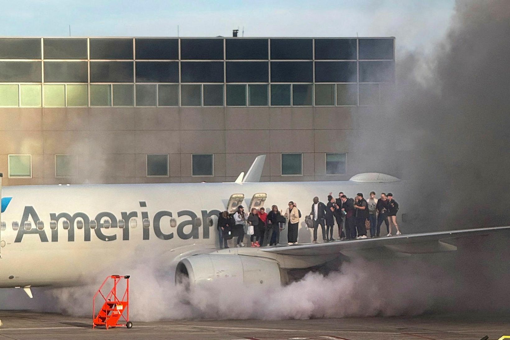 Farþegar standa á væng flugvélar American Airlines