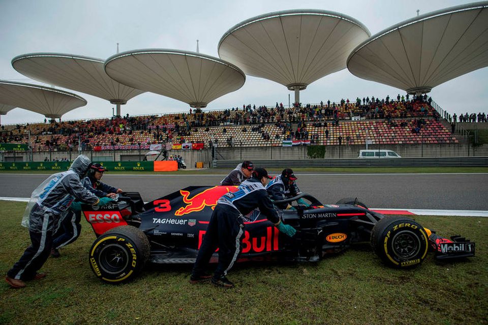 Daniel Ricciardo varð að leggja við brautarkant í Sjanghæ vegna vélarbilunar.
