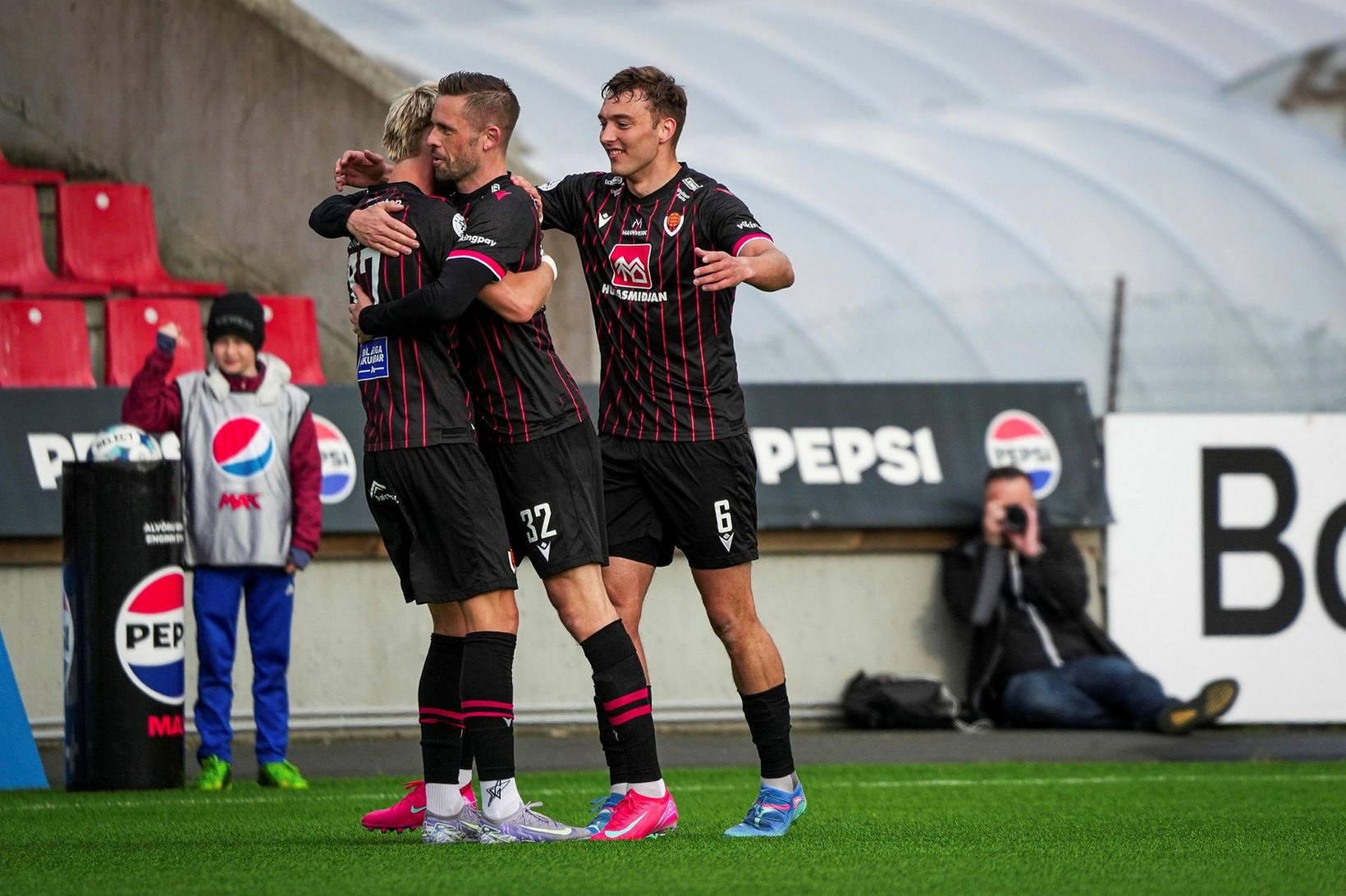 Gylfi Þór Sigurðsson og Gunnar Vatnhamar fagna Stíg Diljan Þórðarsyni …