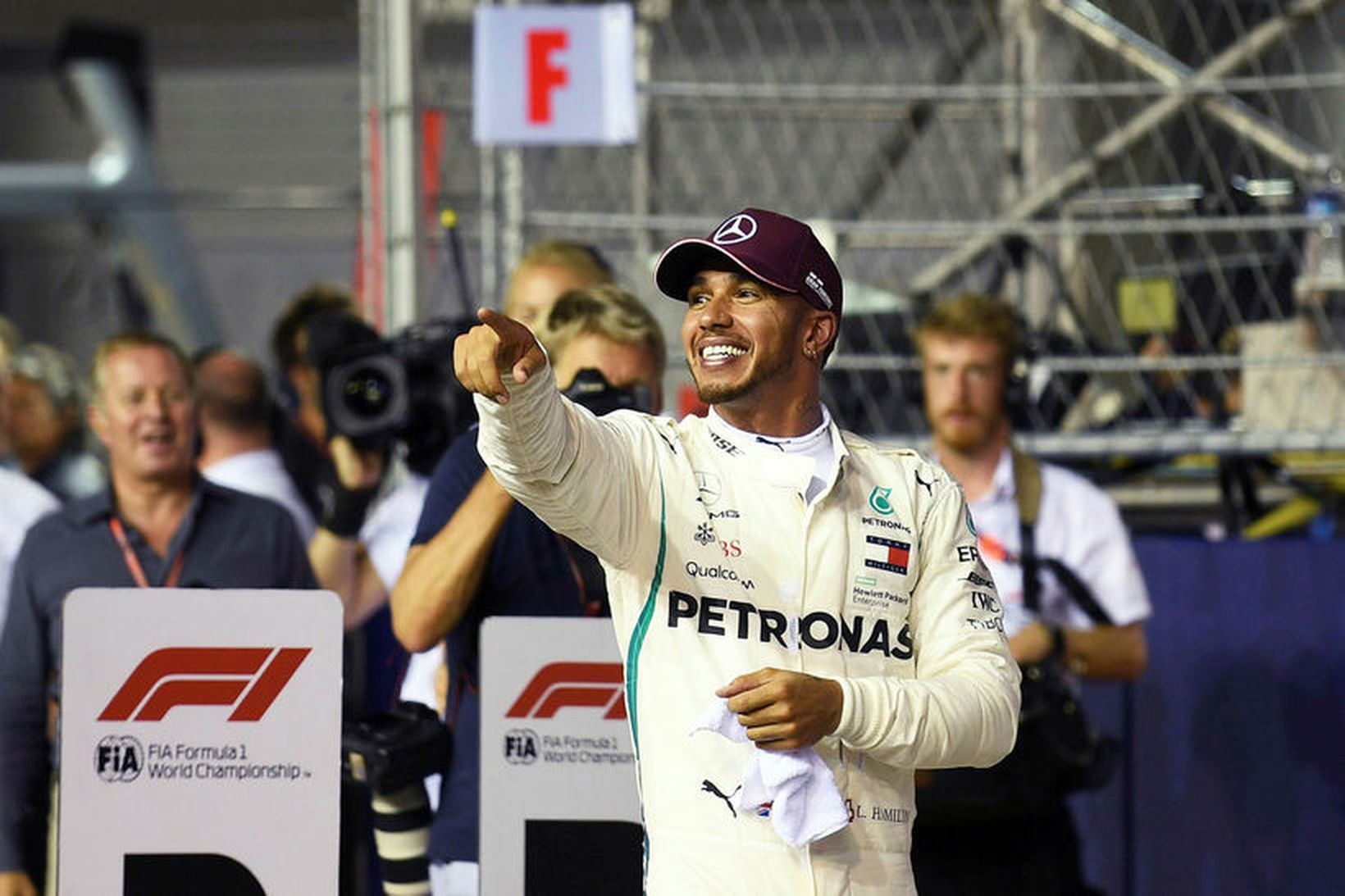 Lewis Hamilton fagnar ráspólnum í Singapúr rétt í þessu.
