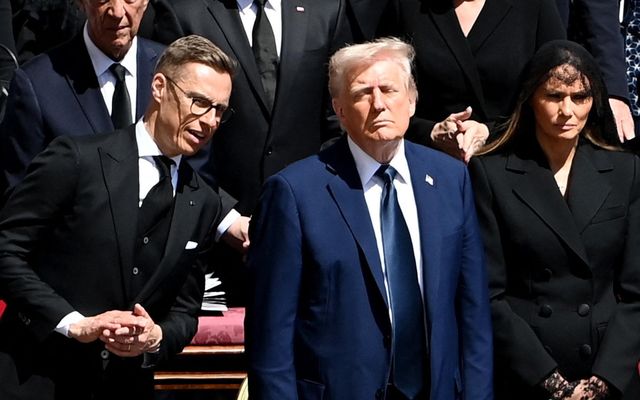 Melana Trump stóð svartklædd við hlið eiginmannsins.