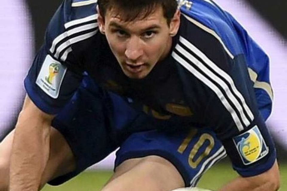 Lionel Messi horfir á eftir boltanum í framlengingunni.