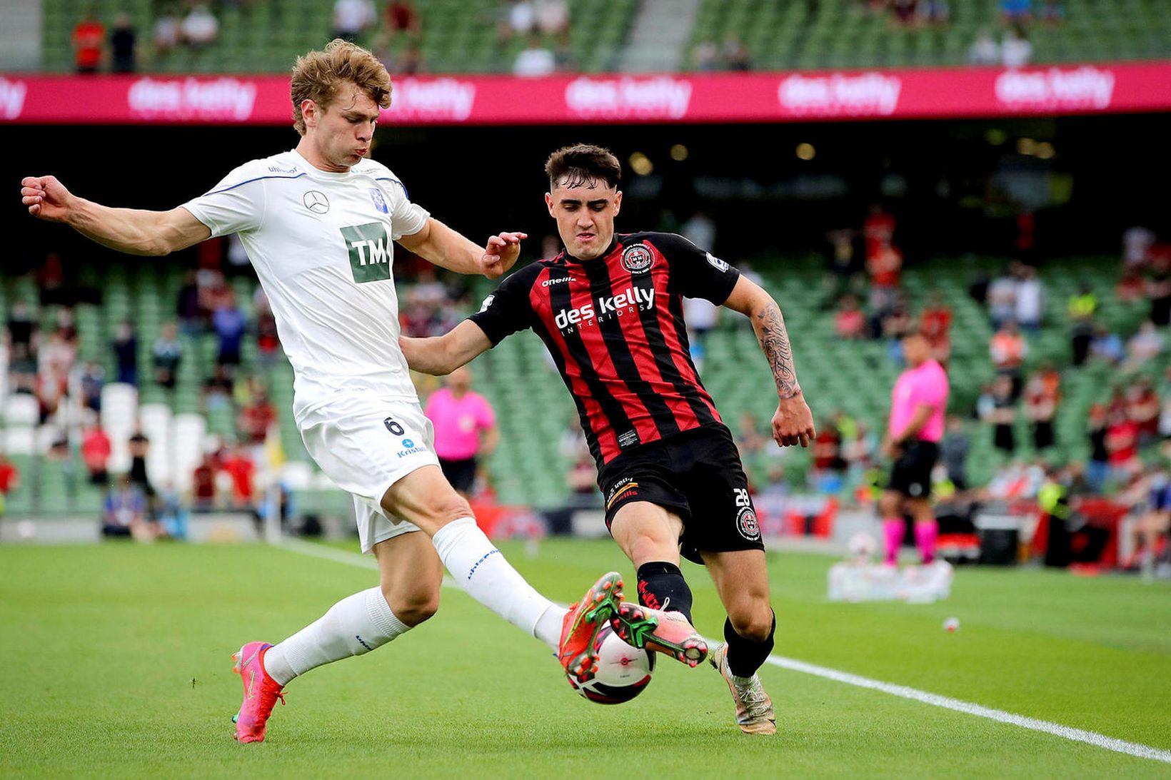 Magnus Anbo, til vinstri, í Evrópuleik með Stjörnunni gegn Bohemians …