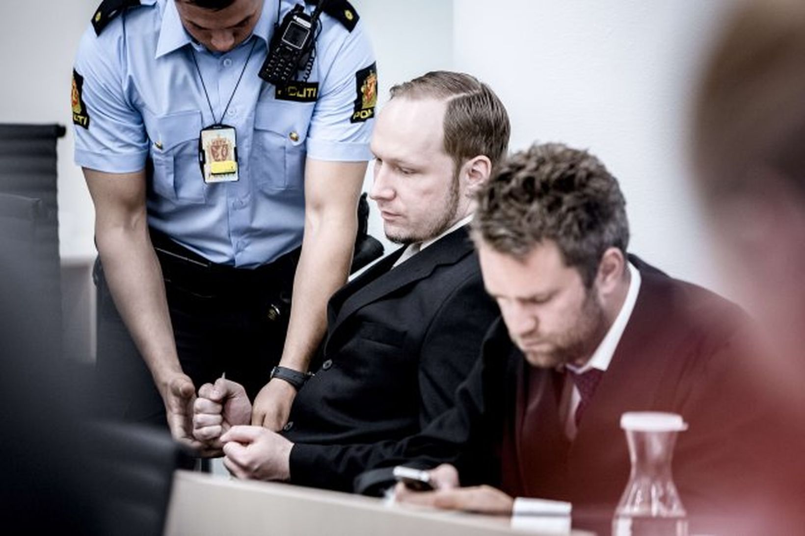 Breivik í réttarsalnum í Osló.
