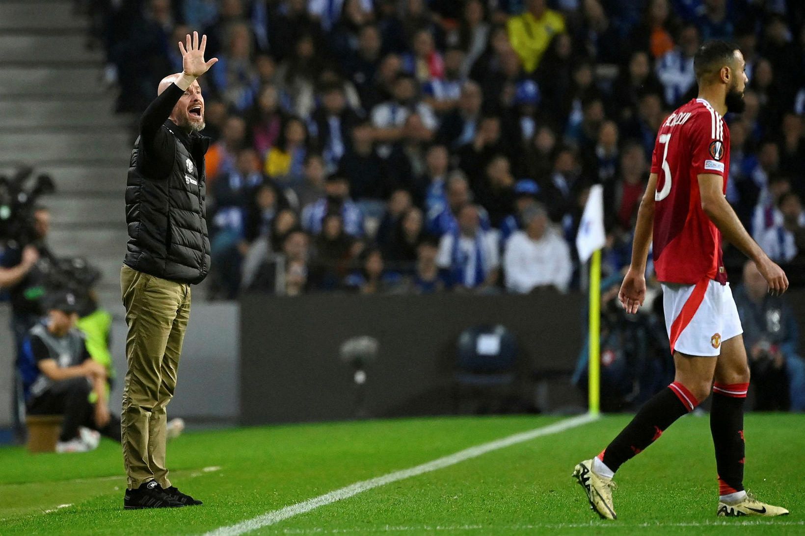 Erik ten Hag segir sínum mönnum til í Porto í …