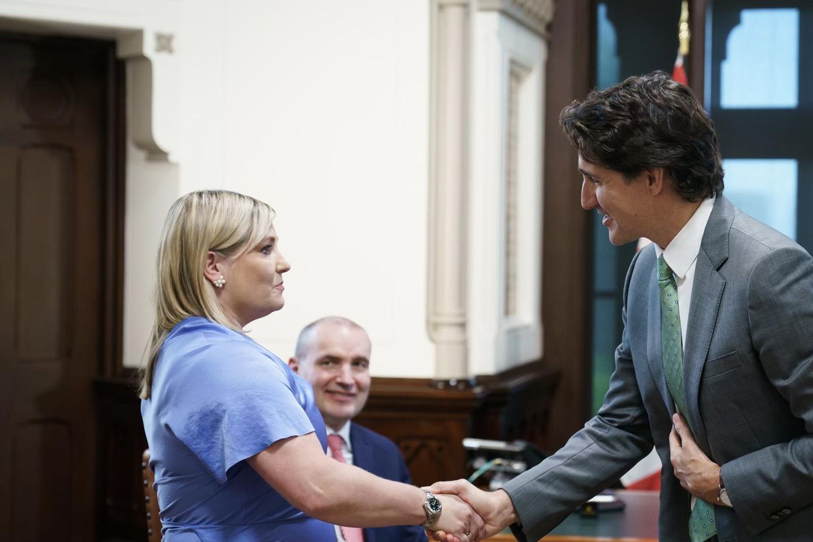 Lilja Dögg og Justin Trudeau forsætisráðherra takast innvirðulega í hendur …