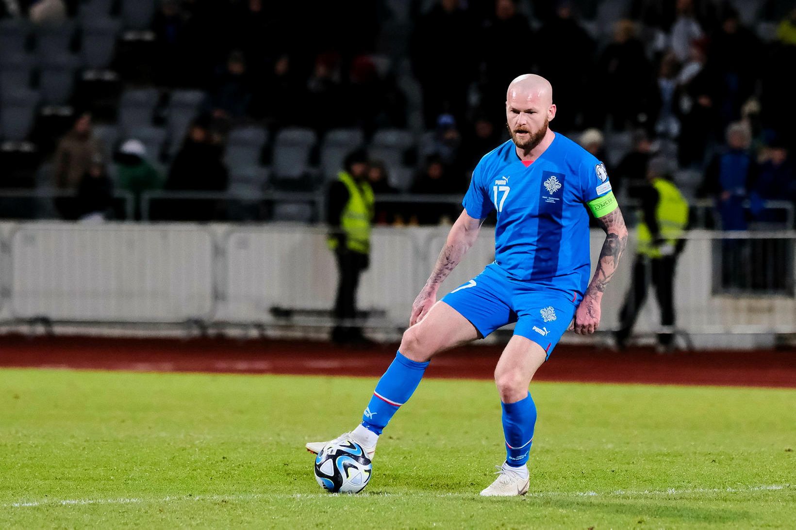 Aron Einar Gunnarsson í leik með íslenska landsliðinu á síðasta …