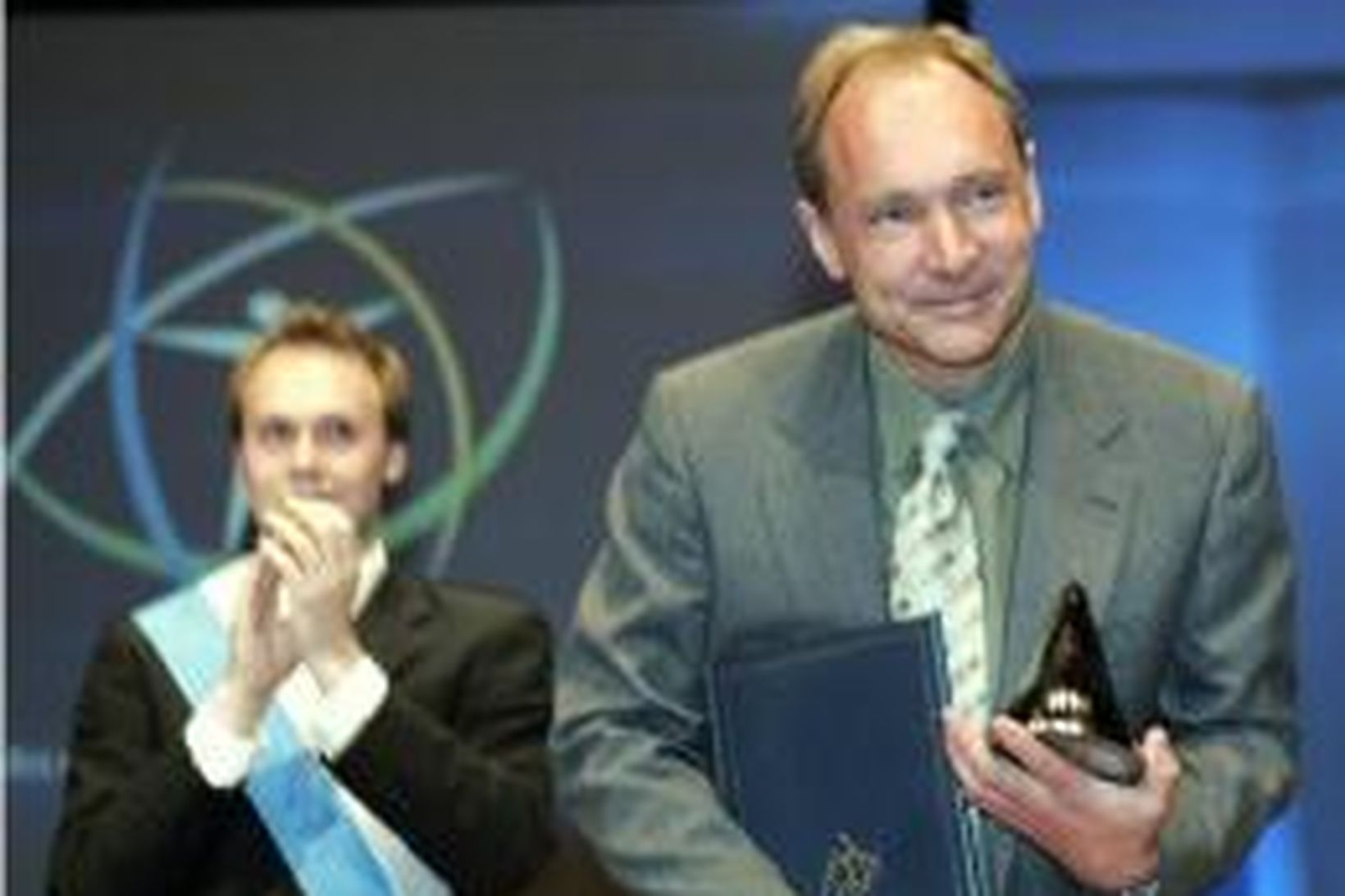 Tim Berners-Lee, þróaði veraldarvefinn í byrjun tíunda áratugarins.