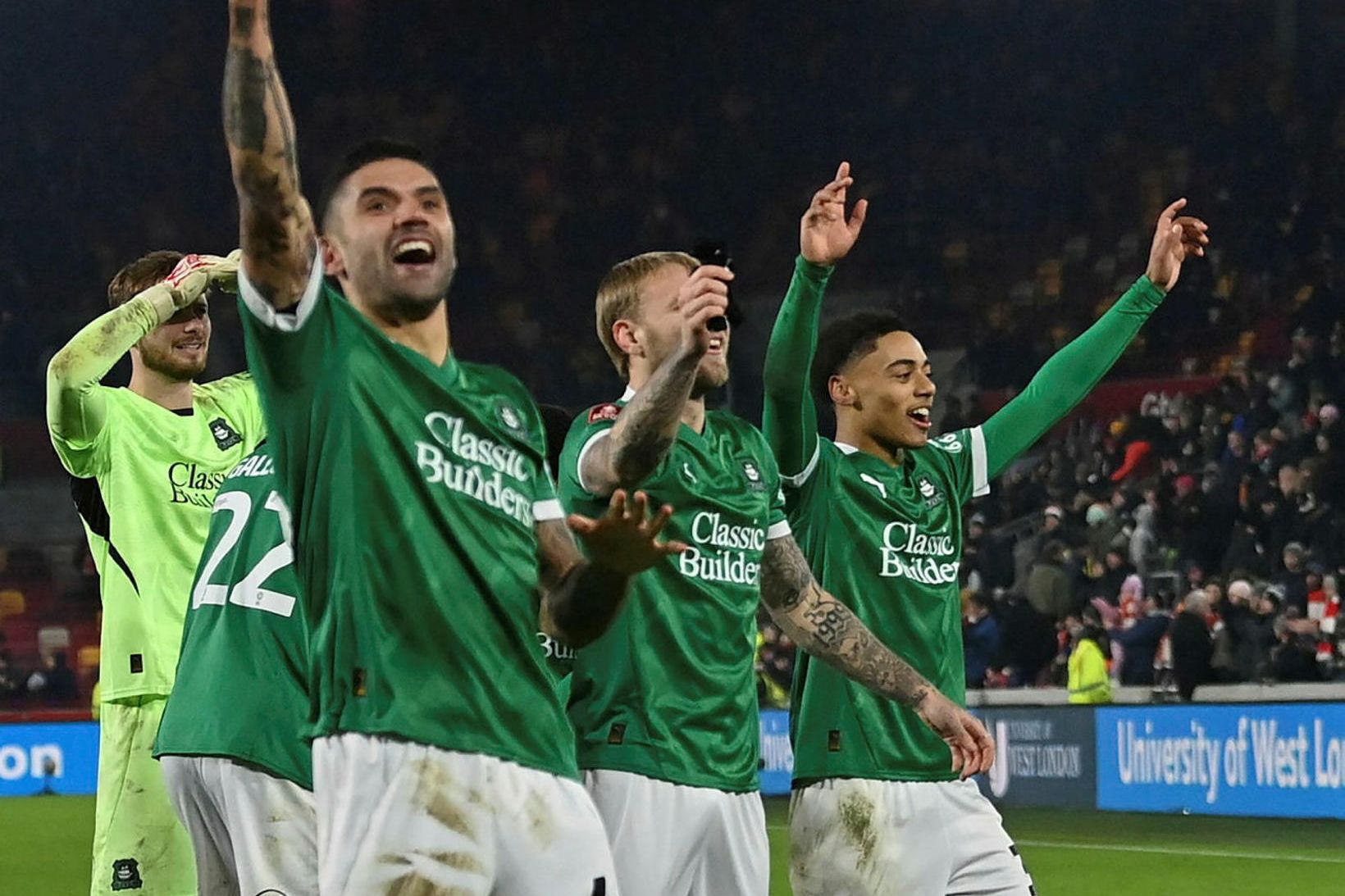 Guðlaugur Victor Pálsson og Morgan Whittaker fagna sigri á Brentford …