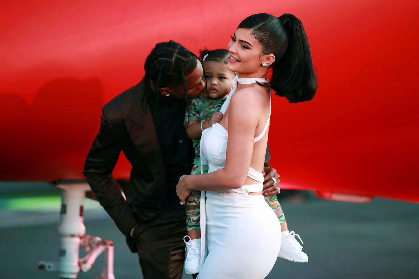 Kylie Jenner ásamt barnsföður sínum, Travis Scott, og dóttur þeirra …