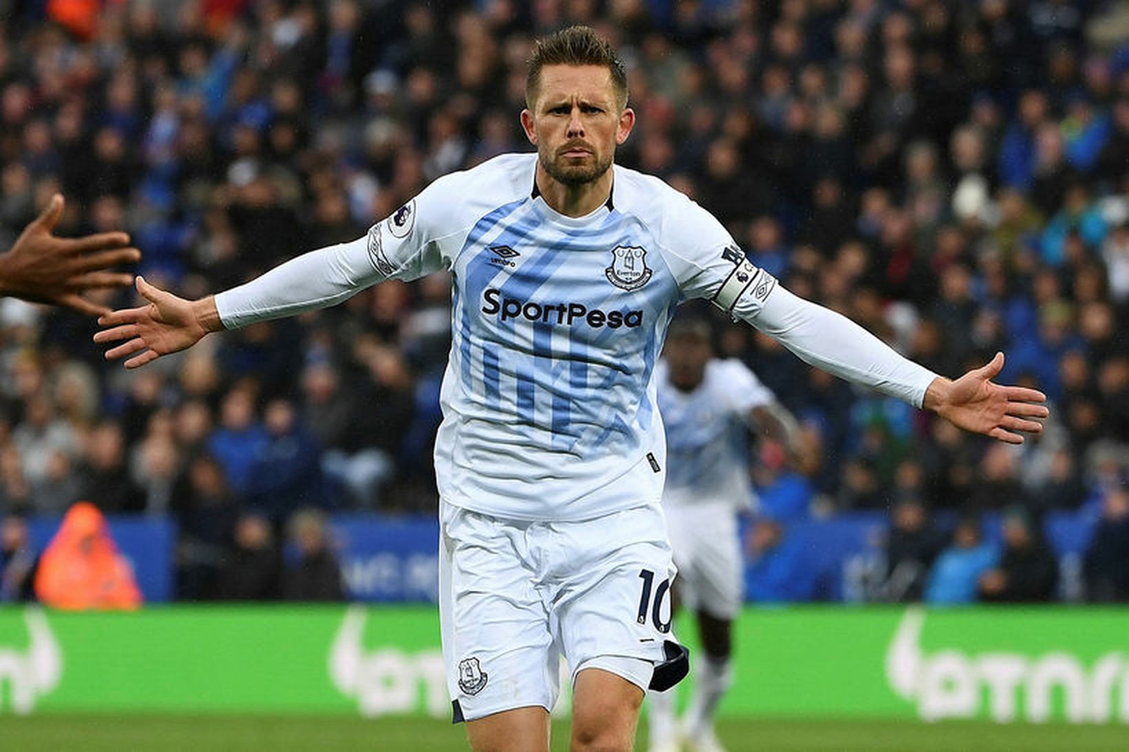 Gylfi Þór fagnar marki sínu gegn Leicester.