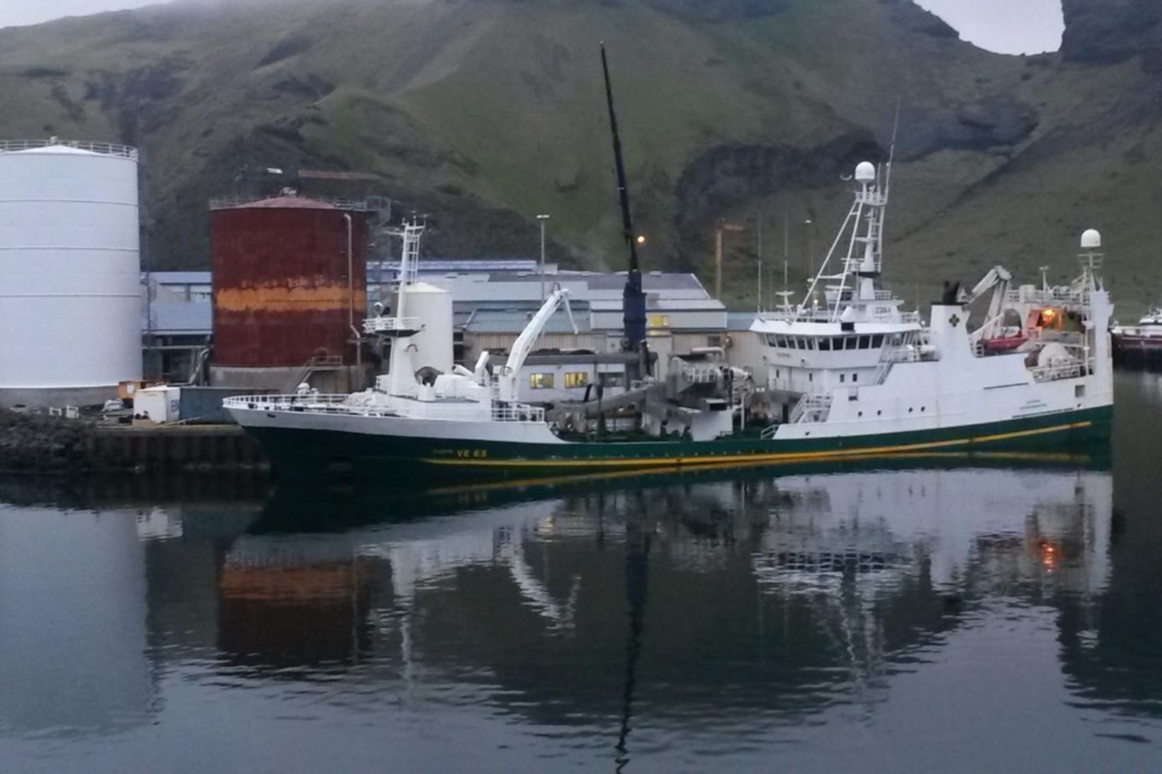 Ísleifur VE 63, skip Vinnslustöðvarinnar, með makrílafla 2016.