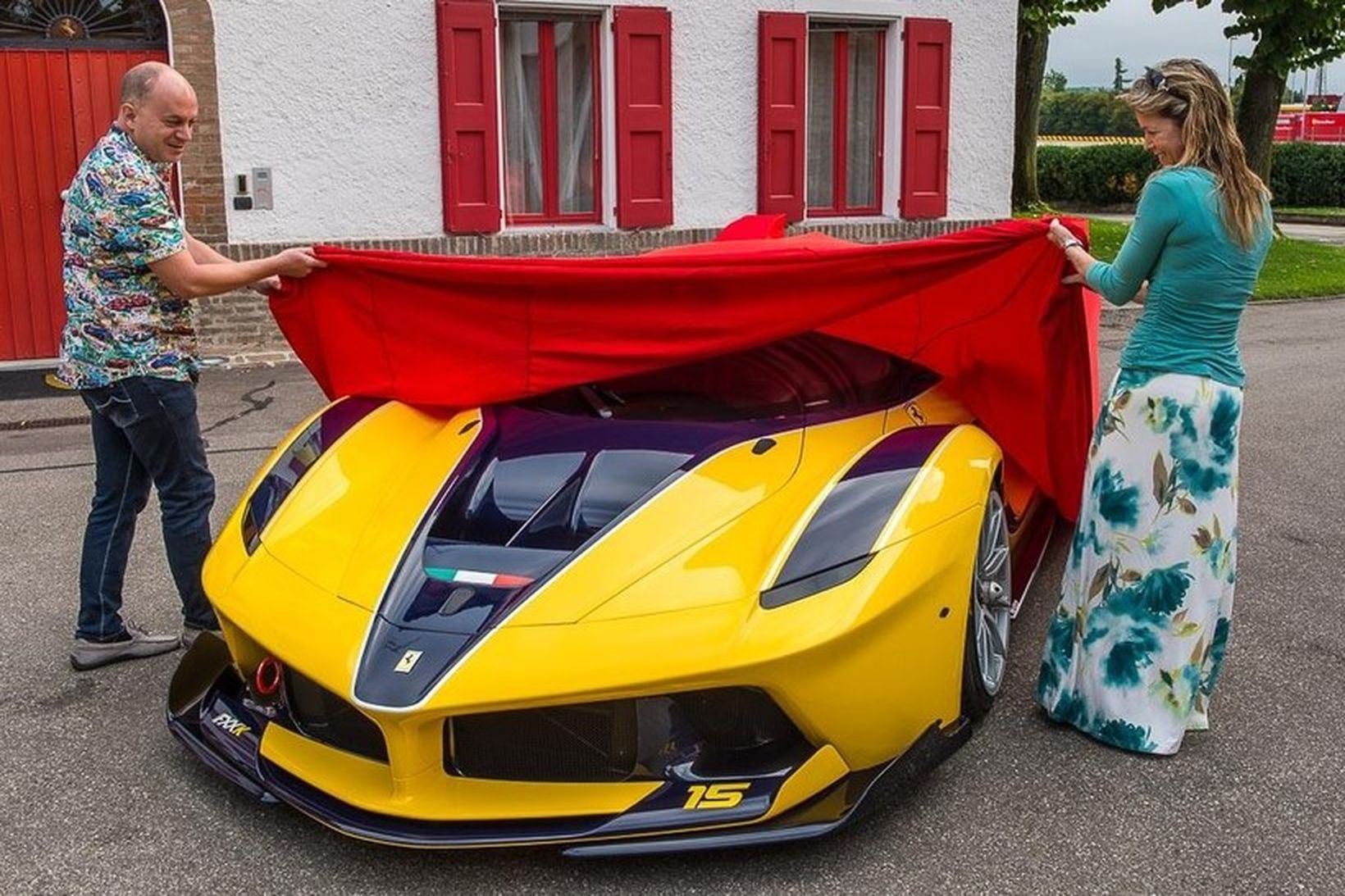 Benjamin og Christine Sloss svipta Ferrari FXX K bílinn hulum.