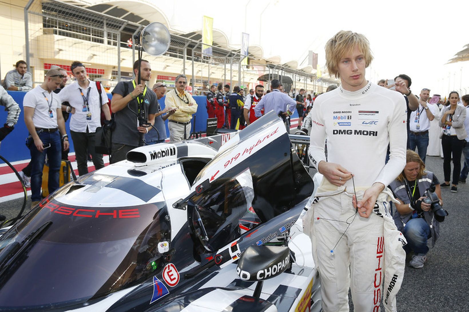Brendon Hartley við keppnisbíl sinn í Le Mans í sumar …