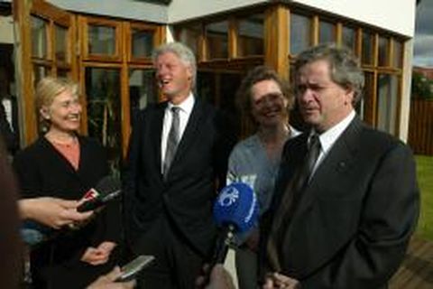 Bill og Hillary Clinton komu í gær í heimsókn til Ástríðar Thorarensen og Davíðs Oddssonar.