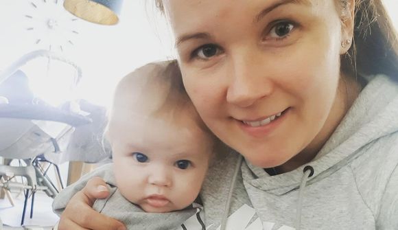 Hefðbundin mamma sem pantar þemaköku