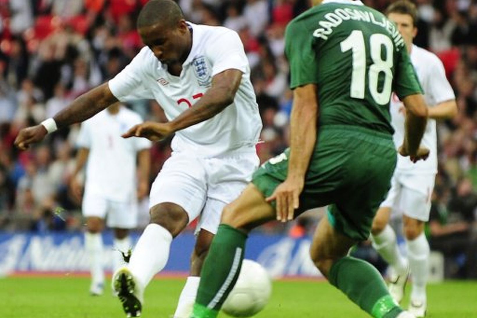 Jermain Defoe skorar fyrir England gegn Slóveníu.