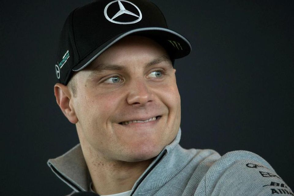 Valtteri Bottas ræðir við blaðamenn á frumsýndingu 2017-bíls Mercedes.
