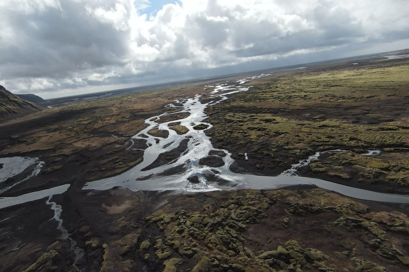 Hér má sjá hvar hluti Skaftár fer út á hraunið …