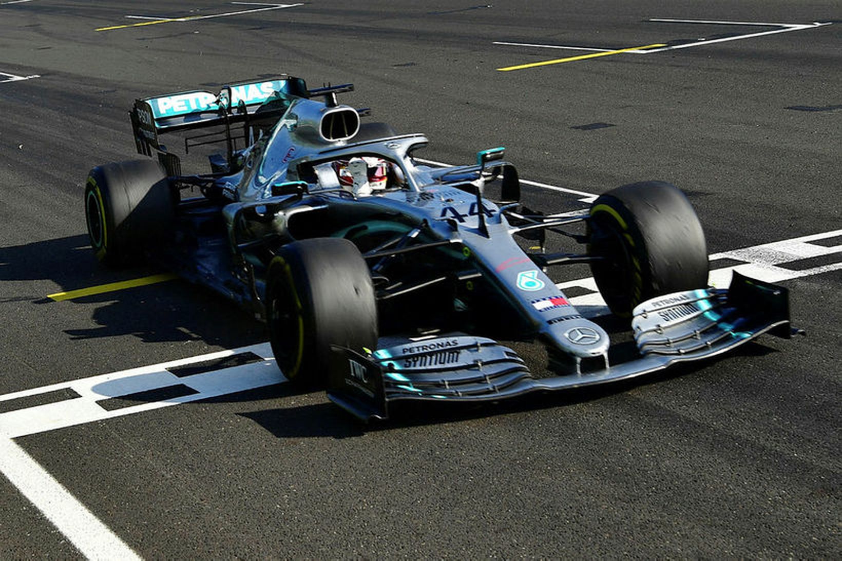 Lewis Hamilton ekur yfir endamarkið sem sigurvegari í Hungaroring.