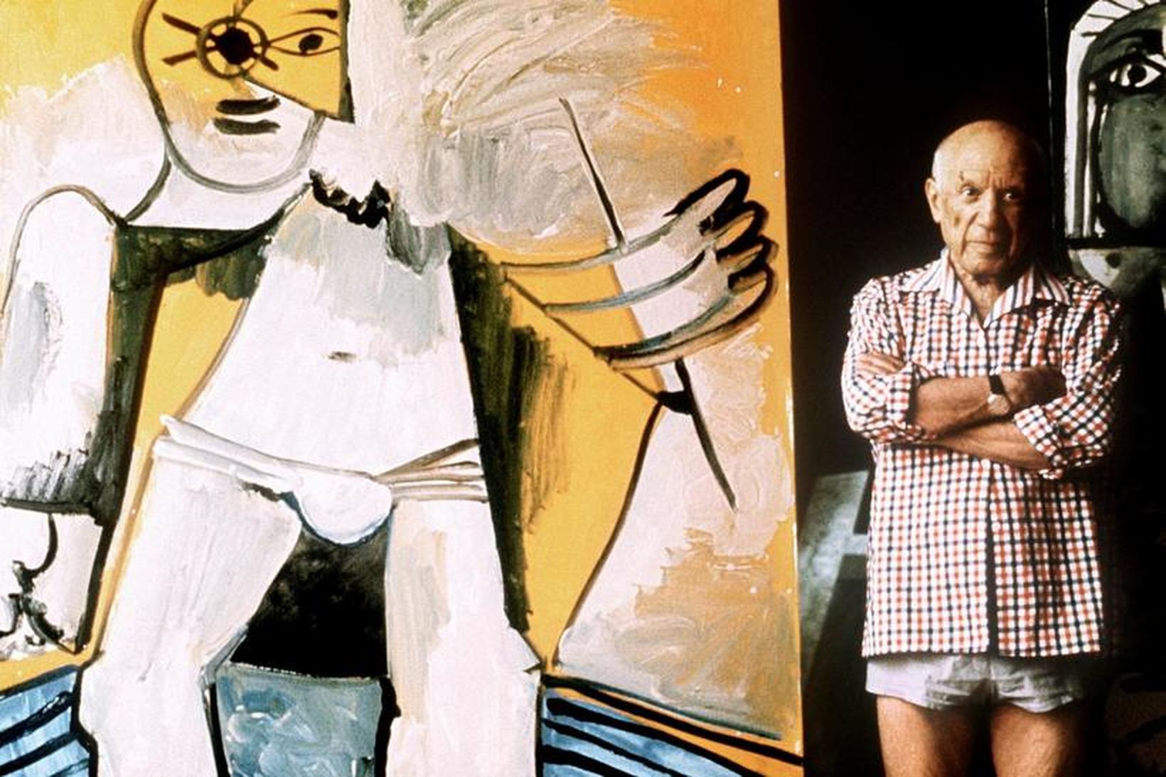 Pablo Picasso stendur við eitt af síðustu verkum sínum árið …