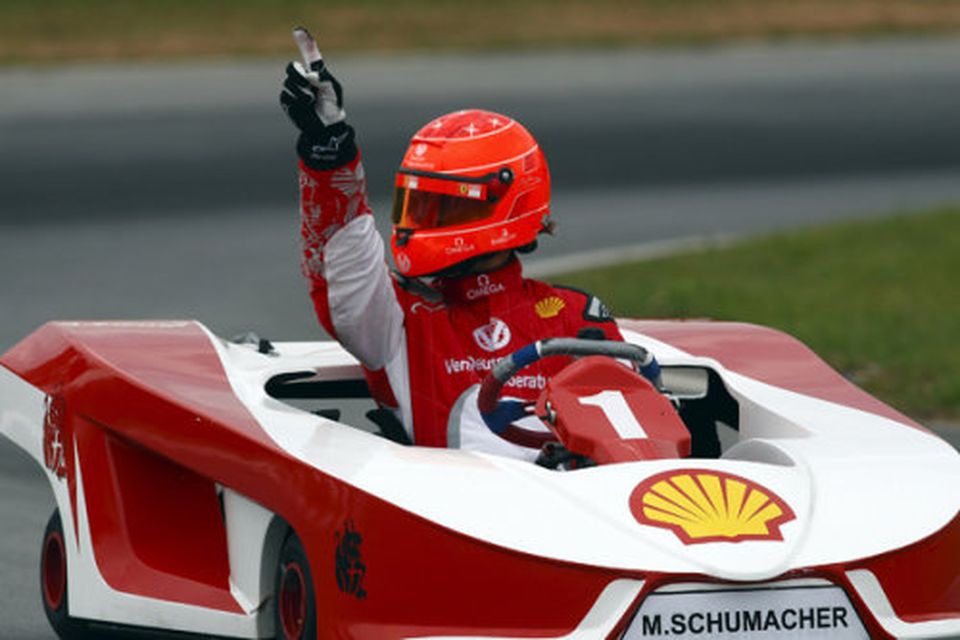 Michael Schumacher fagnar sigri í fyrra mótinu í körtukeppninni í Florianopolis í Brasilíu.