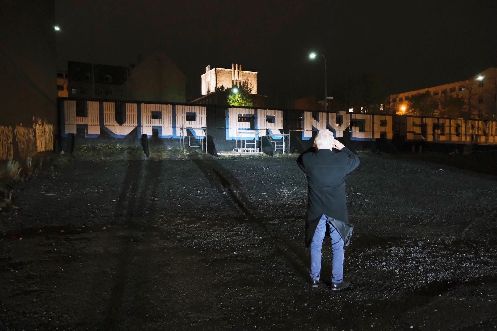 Spurninguna „Hvar er nýja stjórnarskráin?“ má finna víða um höfuðborgina, …