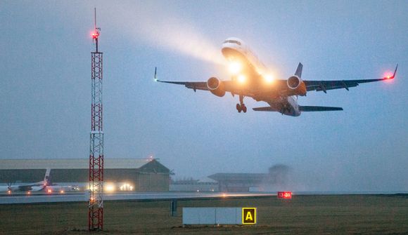 Ein flugvél komið og farið í Keflavík