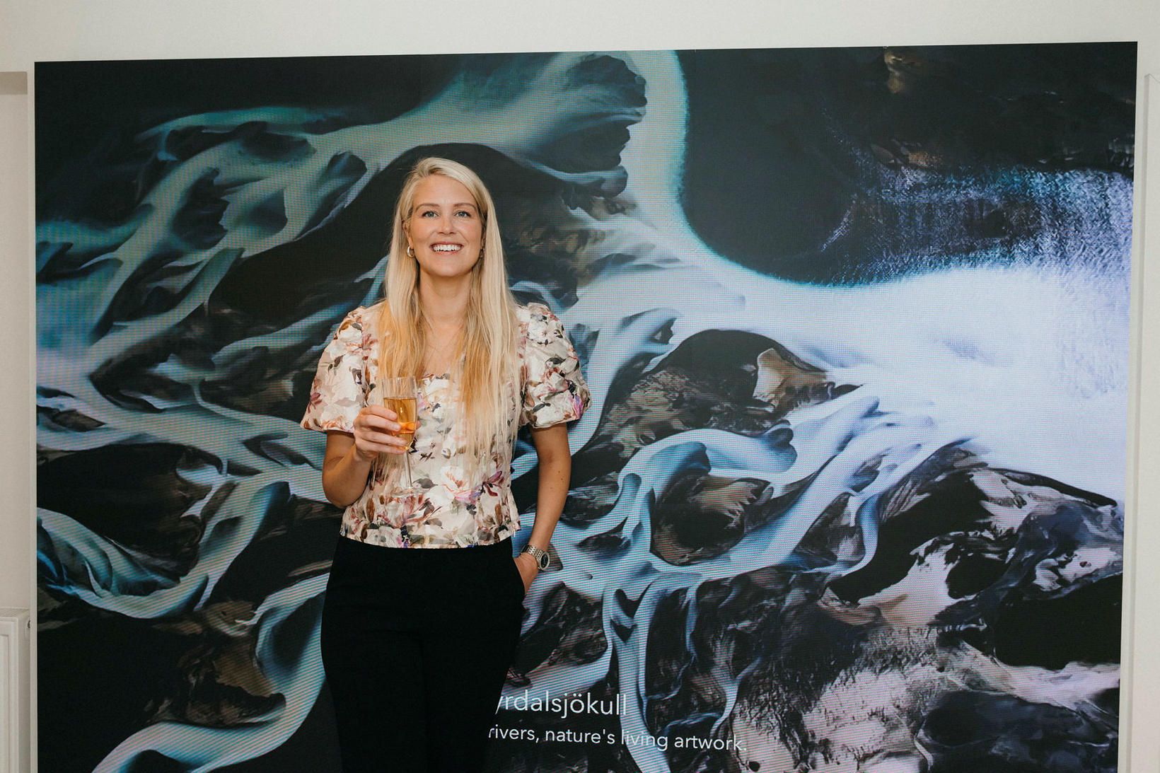 Ása Steinars og ljósmynd hennar í bakgrunni.