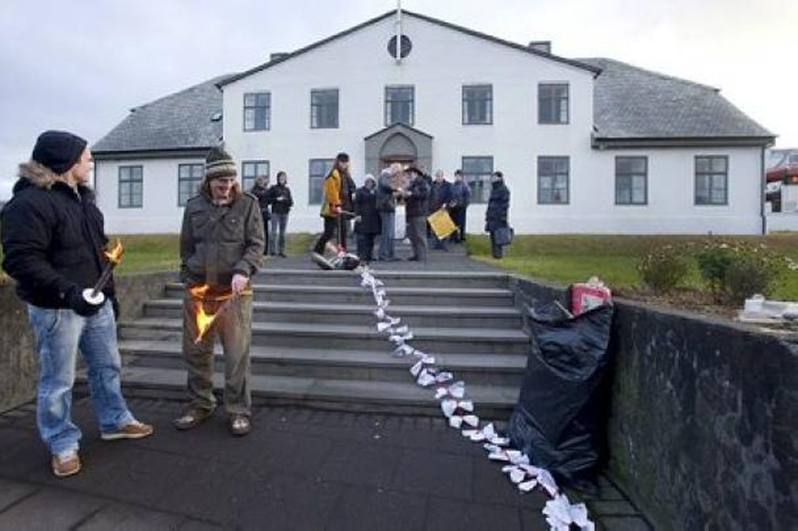 Icesave-skuldbindingunni mótmælt fyrir framan Stjórnarráðið.