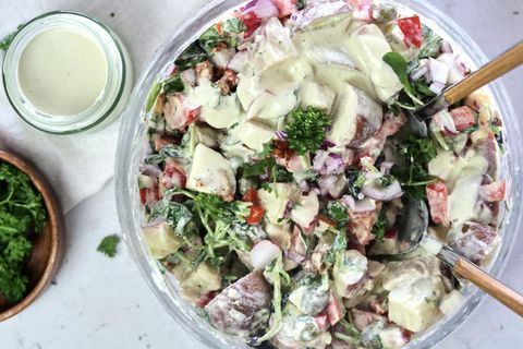 Djúsí og sumarlegt kartöflusalat með sinnepssósu úr smiðju Hildar Ómars.