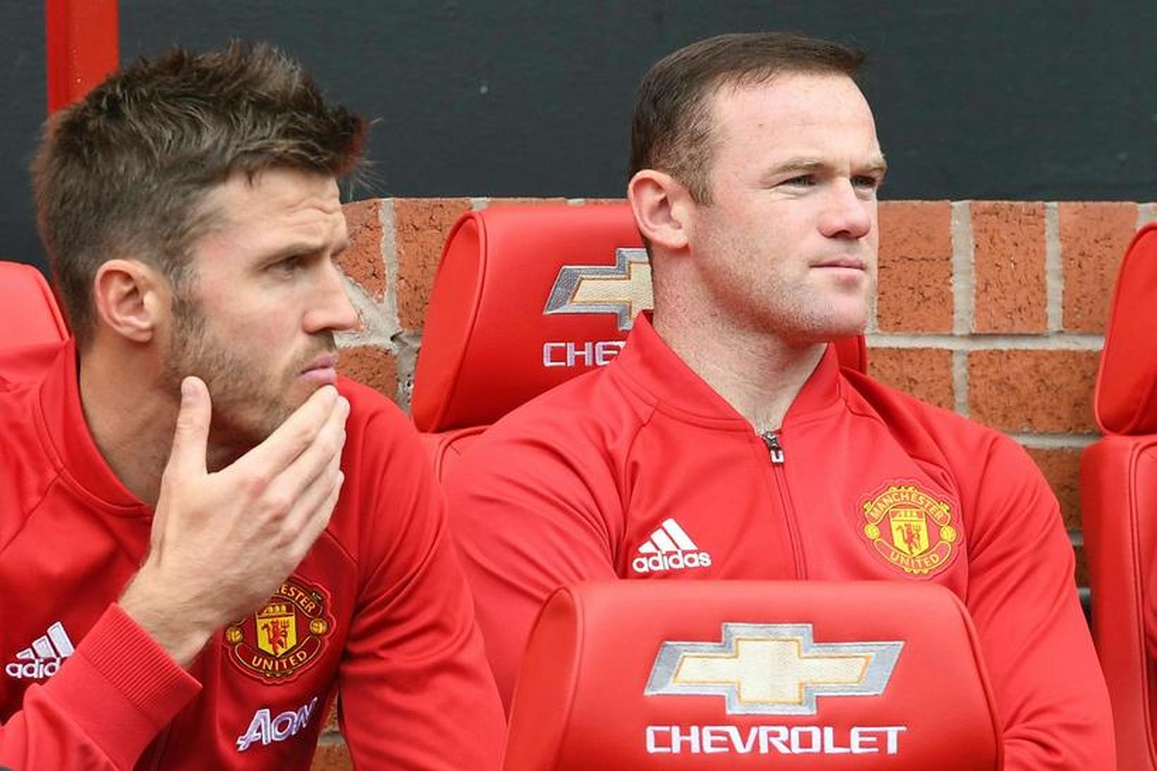 Wayne Rooney horfir á félaga sína hjá Manchester United gegn …