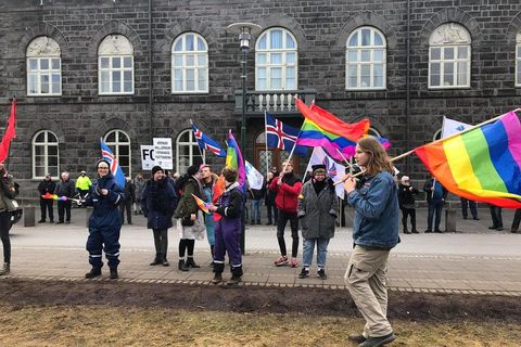 Icelandic racists were completely over shadowed by crowds  at Austurvöllur.