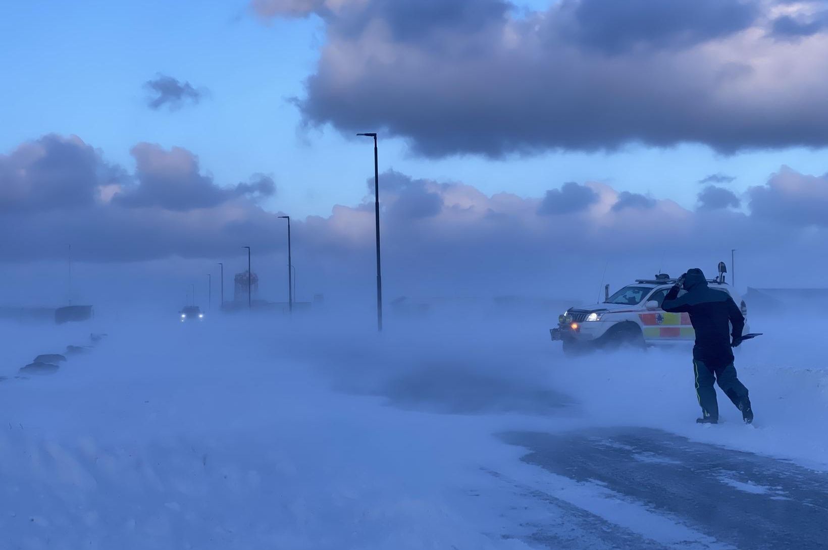 Vandræði við Bláa lónið og bílar enn fastir víða