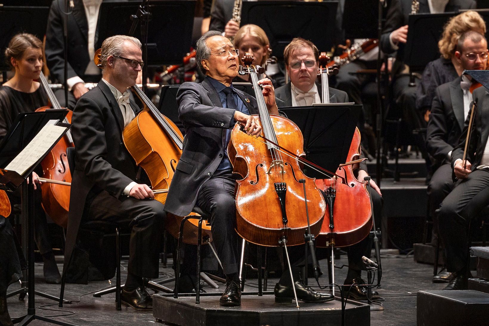 Bandaríski sellóleikarinn Yo-Yo Ma lék Elgar fyrir fullum Eldborgarsal á …