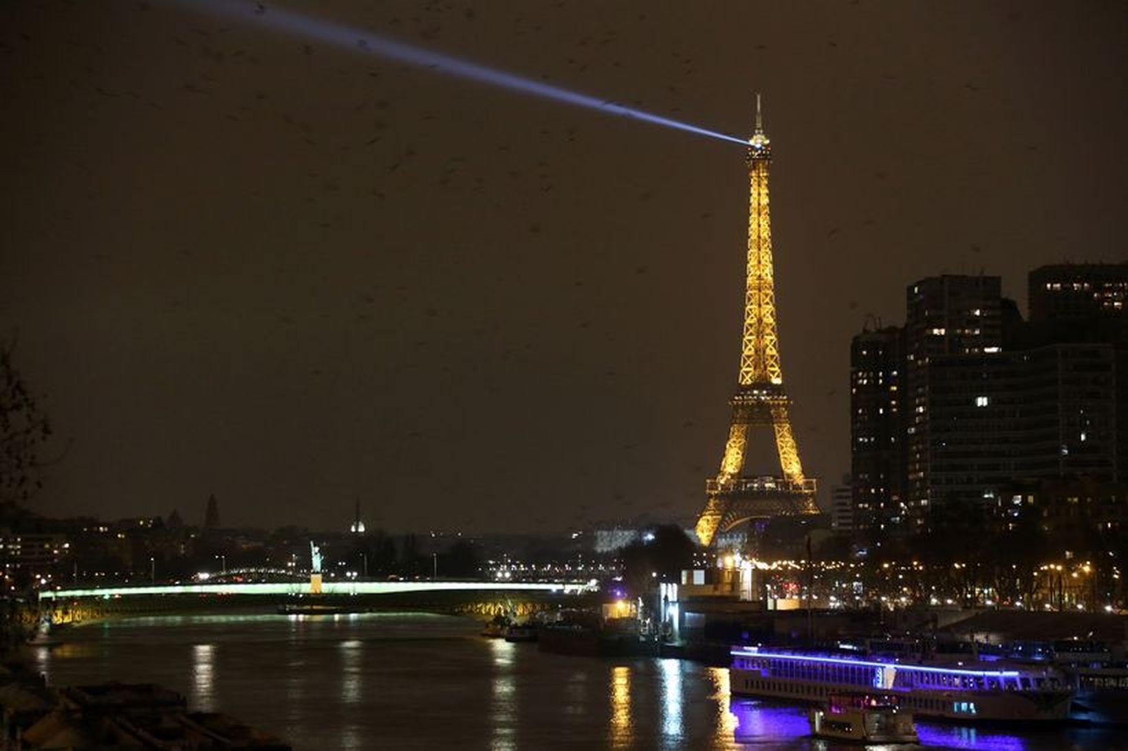 Eiffel-turninn í París skömmu fyrir Jarðarstund í fyrra.