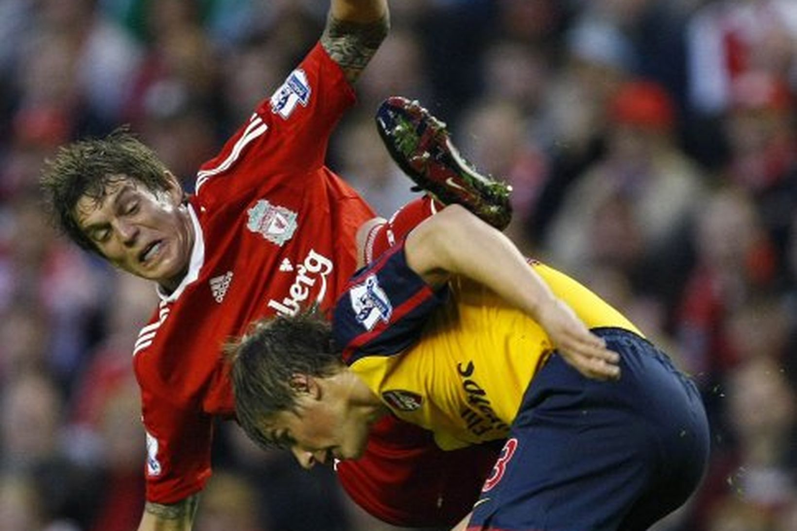 Daniel Agger í baráttu við Andrei Arshavin í leik Liverpool …