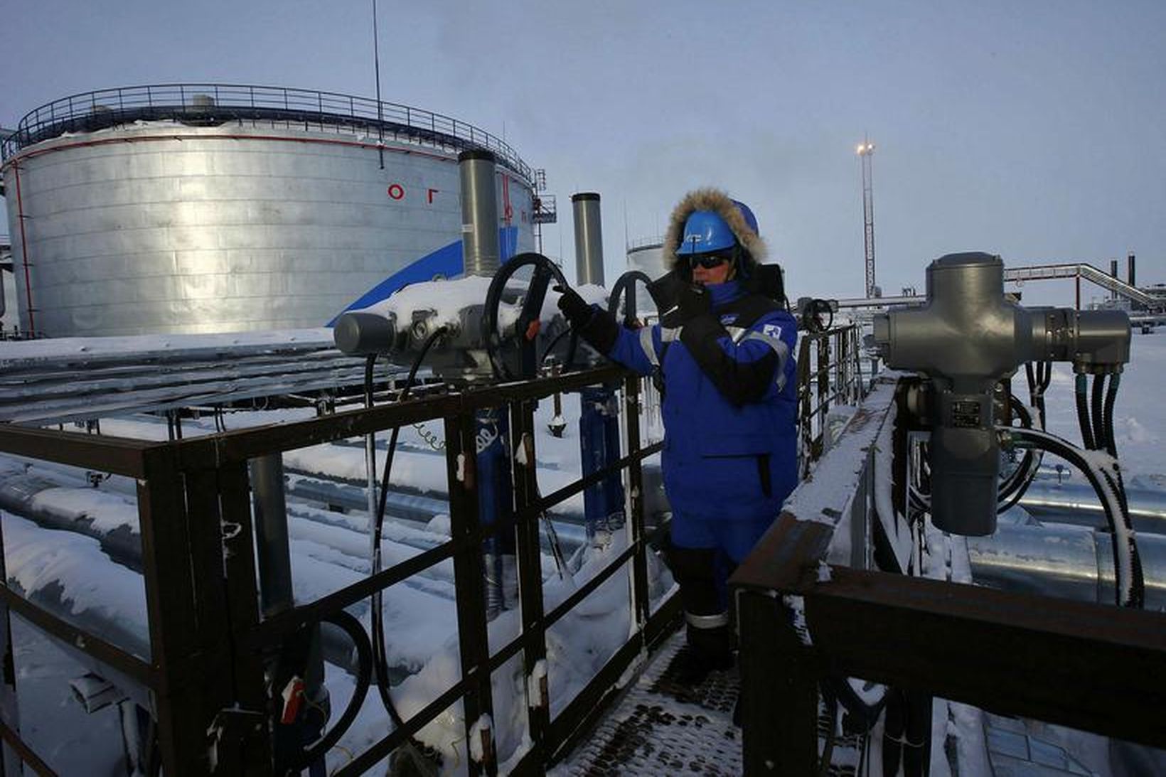 Starfsmaður rússneska fyrirtækisins Gazprom vinnur við leiðslur í Norður-Rússlandi. Gert …