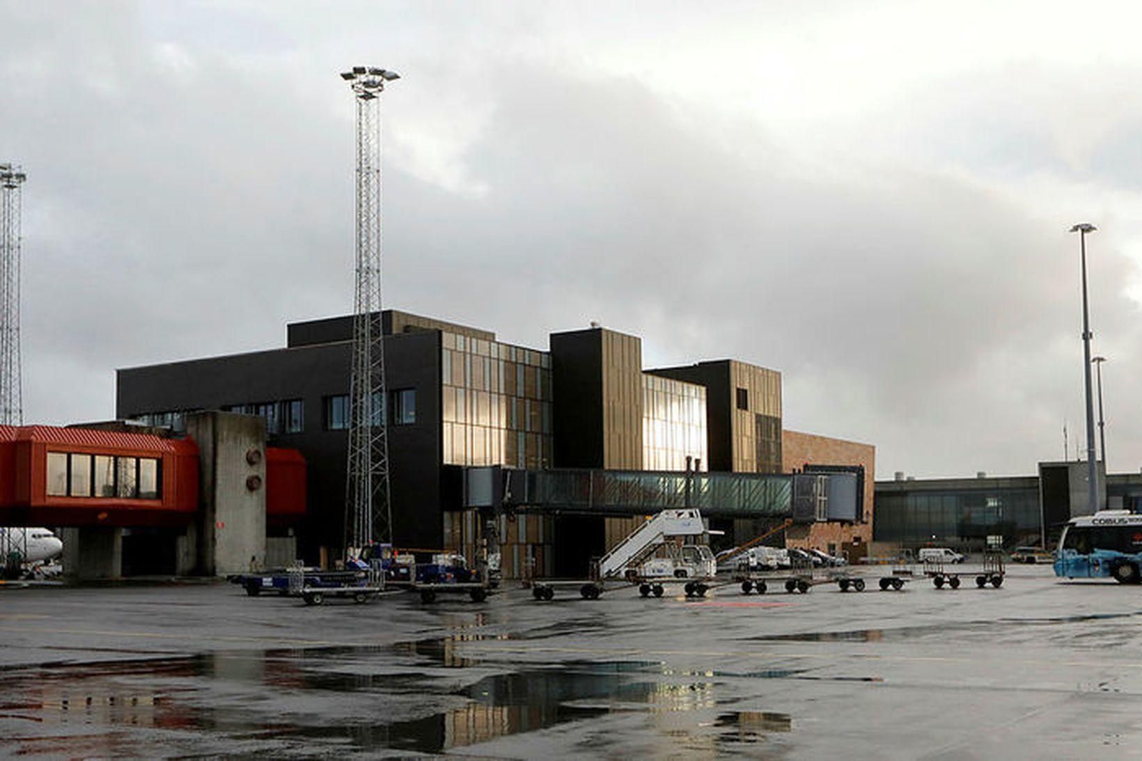 Maðurinn ók um flugbrautina á ofsahraða.