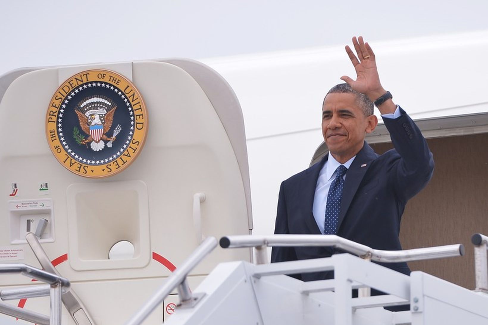 Barack Obama stígur út úr forsetaflugvélinni Air Force One.