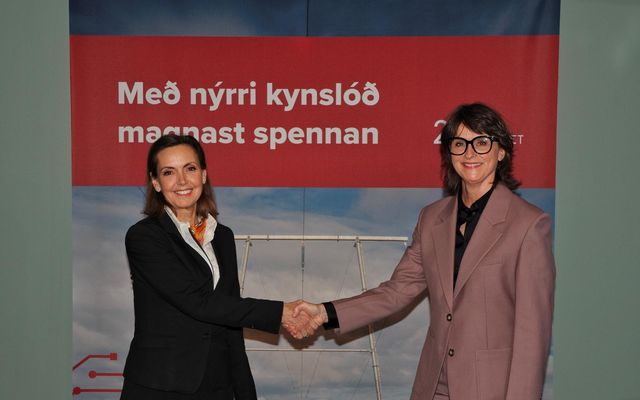 Jeanette Vitasp, yfirmaður lánamála hjá Norræna fjárfestingarbankanum, og Ragna Árnadóttir, forstjóri Landsnets, handsala samninginn við …