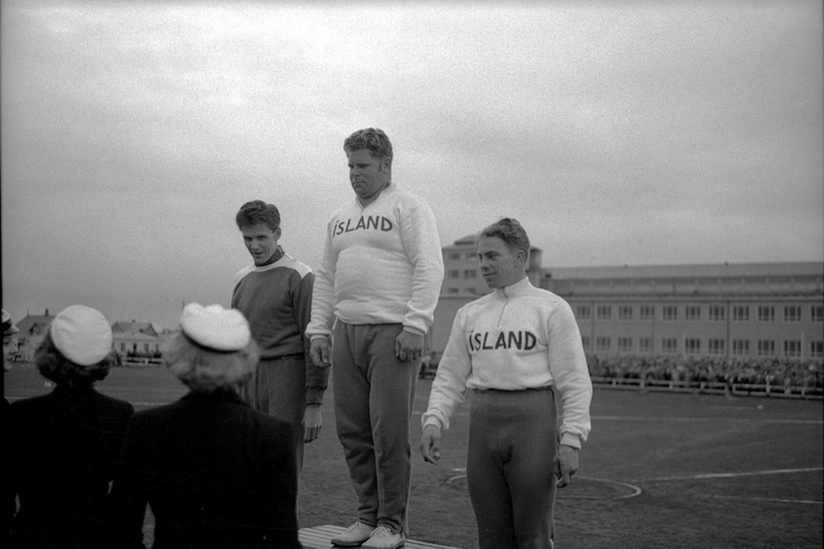Úr landskeppni Íslands og Danmerkur á Melavelli 1950. Gunnar Huseby …