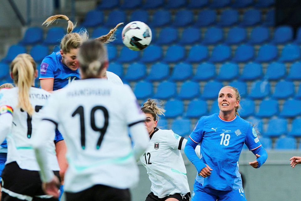 Hildur Antonsdóttir stangar boltann í netið og kemur Íslandi í 2:1.