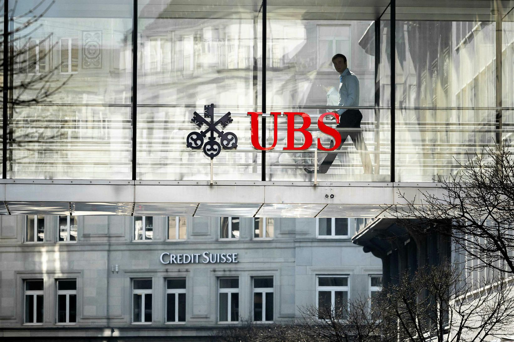 Bréf svissneska bankans UBS lækkuðu skarpt í morgun, en hafa …