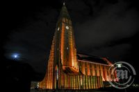 Hallgrímskirkja í litadýrð og smár máni